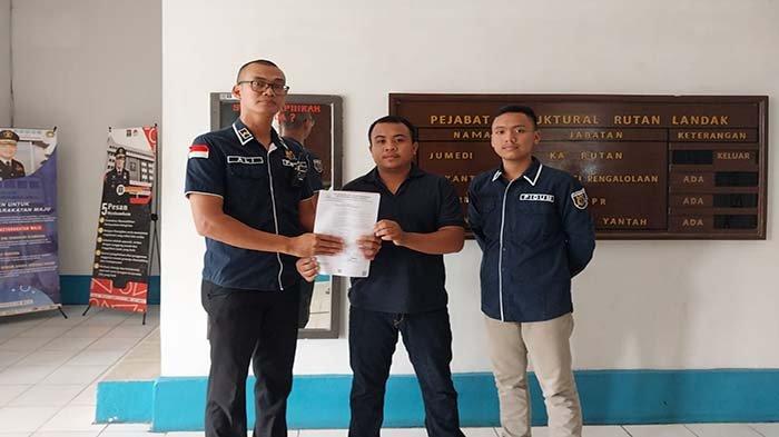 Kepala Kejaksaan Negeri Landak, Sukamto, SH. MH melalui Kasi Intelijen, Erik Adiarto.