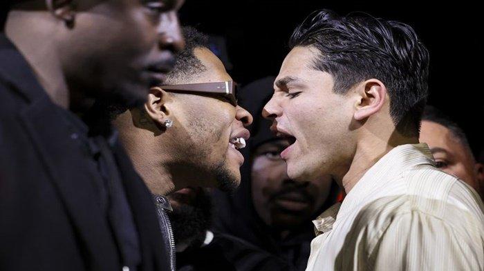 Face off Devin Haney (kiri) dan Ryan Garcia (kanan). 