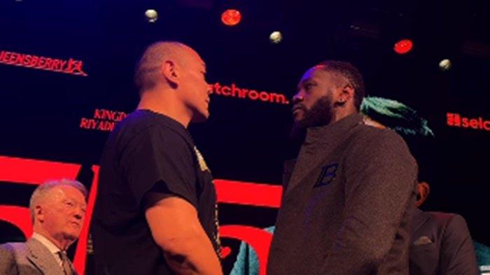 Face off Zhilei Zhang (kiri) dan Deontay Wilder (kanan)