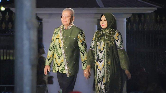 Fashion show dihadapan Presiden Jokowi dan pejabat negara lainnya, Penjabat (Pj) Gubernur Kalimantan Barat Harisson bersama istri Windy Prihastari mengenakan baju dengan motif Batik Tulis khas Kalbar yang diproduksi oleh Komunitas Sungai Putat pada Peringatan Hari Batik Nasional pada 2 Oktober, yang digelar di Istana Negara.
