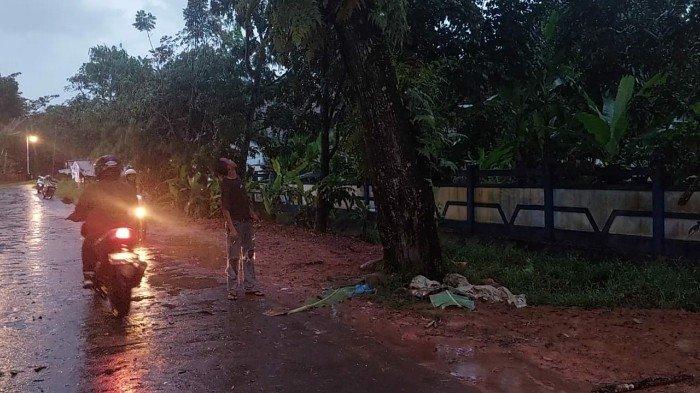 Lokasi seorang pria ditemukan tergelak tak bernyawa diduga tersambar petir di jalan antara Fakultas Hukum dan Fakultas ISIP Universitas Tanjungpura Pontianak , Sabtu  1 Juli 2023. Tribun Pontianak Ferryanto