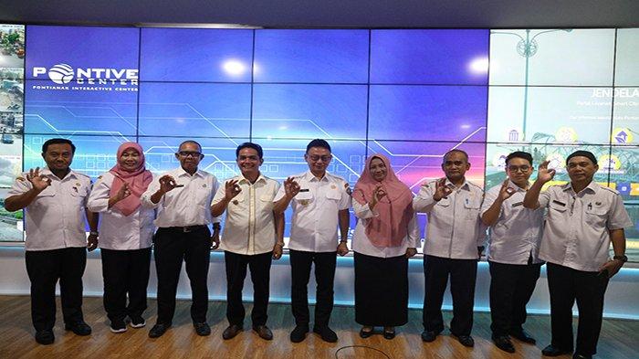 Foto Bersama Wali Kota Edi Rusdi Kamtono dan Wakil Wali Kota Bahasan dengan jajaran Pemkot Pontianak, di Ruang Pontive Center, Rabu 1 November 2023.