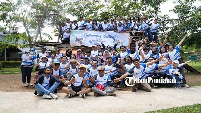 Foto bersama karyawan Tribun Pontianak saat Gathering Outing 2023 di Wisata Amal Zone pada Sabtu 19 Agustus 2023.