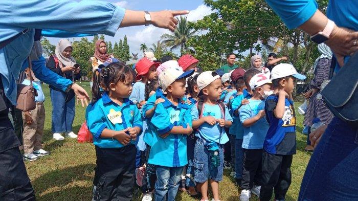 Foto bersama satu diantara kelompok yang mengikuti outbound Bintang AIUEO di Paskhas, Kubu Raya, Sabtu 19 Oktober 2024.