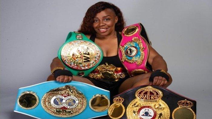 Franchon Crews Dezurn dan sabuk juara Undisputed miliknya