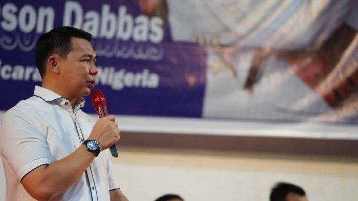 Bupati Kabupaten Kapuas Hulu Fransiskus Diaan, saat menghadiri langsung Kebaktian Kebangunan Rohani (KKR) Kristen Kabupaten Kapuas Hulu, di Gedung Voli Indor Putussibau, Senin 13 Mei 2024 malam.