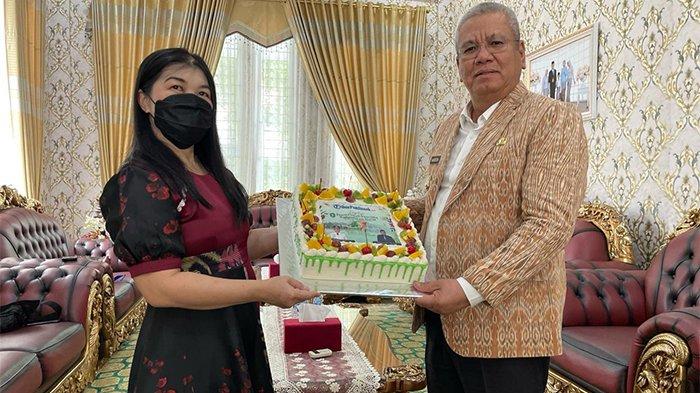 GM Business Tribun Pontianak Julia Lorrains foto bersama Pj Gubernur Kalimantan Barat Harisson merayakan HUT ke-67 Pemprov Kalbar di rumah dinasnya Jalan Akcaya, Senin 29 Januari 2024.