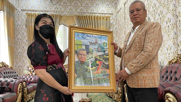 GM Business Tribun Pontianak Julia Lorrains mewakili Manajemen Tribun Pontianak memberikan cinderamata karikatur kepada Pj Gubernur Kalimantan Barat Harisson di rumah dinasnya Jalan Akcaya, Senin 29 Januari 2024.