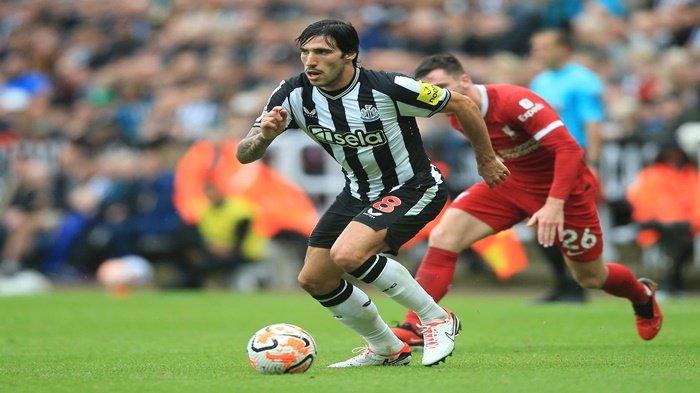 Gelandang Newcastle United Italia #08 Sandro Tonali (tengah) dan bek Liverpool Skotlandia #26 Andrew Robertson selama pertandingan sepak bola Liga Premier Inggris antara Newcastle United dan Liverpool di St James' Park di Newcastle-upon-Tyne, timur laut Inggris pada 27 Agustus, 2023. Sandro Tonali diprediksi jadi andalan untuk menghadapi AC Milan