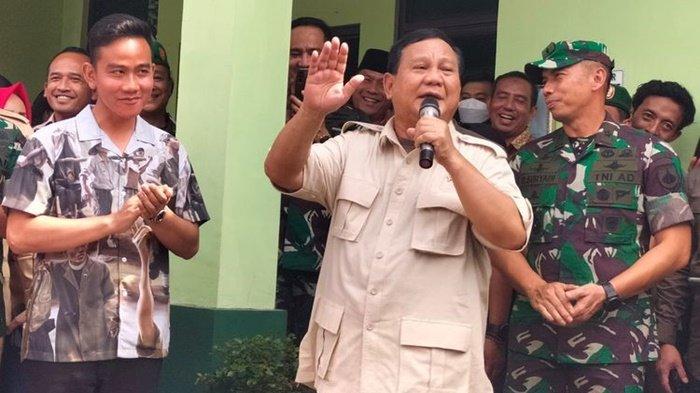 Menteri Pertahanan Prabowo Subianto didampingi Wali Kota Solo Gibran Rakabuming Raka dan Kasdam IV/Diponegoro Brigjen TNI Deddy Suryadi di Makoramil 03/Serengan saat menyerahkan bantuan kendaraan operasional bagi Babinsa di Solo. 