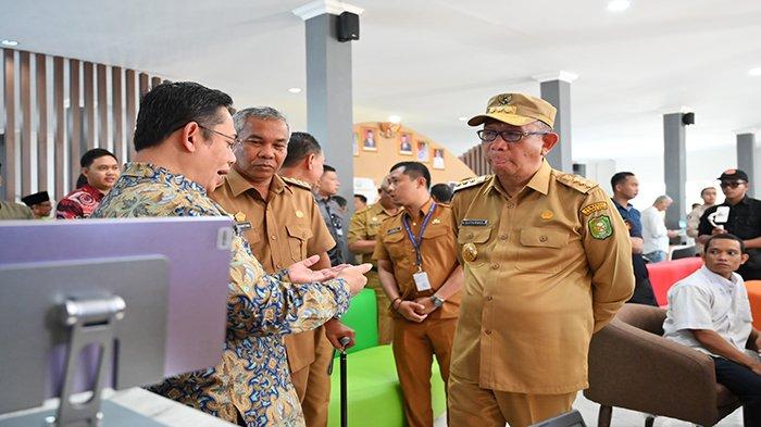 Gubernur Kalbar Sutarmidji didampingi Bupati Ketapang Martin Rantan saat menghadiri soft launching Mall Pelayanan Publik Kabupaten Ketapang, Selasa 25 Juli 2023.