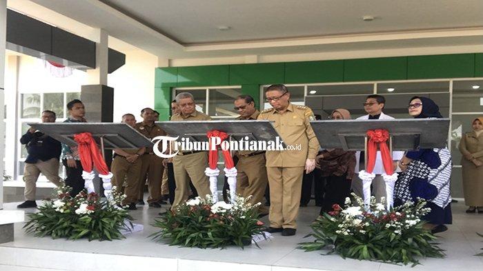 Gubernur Kalimantaan Barat, Sutarmidji tampak menandatangani prasasti di depan gedung Jantung Terpadu RSUD dr. Soedarso Pontianak, Kalimantan Barat, Senin 21 Agustus 2023.