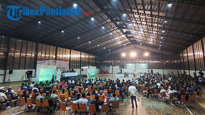 Suasana rapat pleno Kongres HMI ke-XXXII di Kota Pontianak, Sport Center Kodam XII Tanjungpura, Sabtu 9 Desember 2023 dini hari.