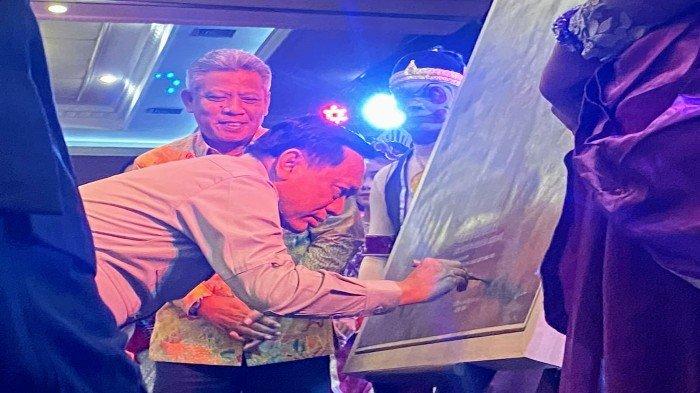 Bupati Kubu Raya Muda Mahendrawan saat saksikan ketua umum Paguyuban Keluarga Besar Brimob Komjen Pol (P) Imam Sudjarwo saat tandatangani lukisan napak tilas perjuangan Polisi Istimewa Keibuho I Dewa Nyoman Oka pada Senin 21 Agustus 2023 di Ballroom The Rich Jogja Hotel DI Yogyakarta, Bupati Muda merupakan cucu dari pejuang polisi istimewa Keibuho I Dewa Nyoman Oka