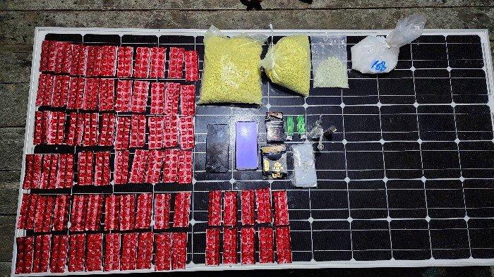 barang bukti narkoba 38ribu pil ekstasi dan 500 gram sabu, Danrem 121/ABW Brigjen TNI Luqman Arief bersama Dansatgas Pamtas Yonkav 12/BC Letkol Kav Andy S Untoro saat gelar  konferensi pers pada Jumat 30 Agustus 2024 di Mes Perwakilan Korem 121/ABW Di Pontianak 