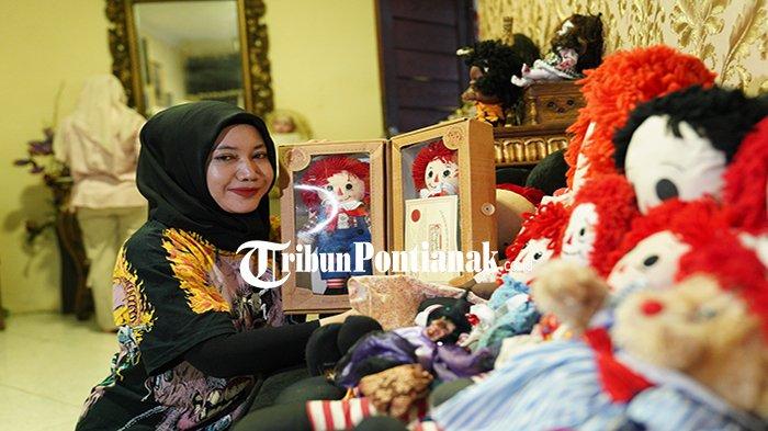 Hanifa Dia Putriyana atau peh Simamora, pengolektor boneka horor saat menunjukan koleksi miliknya, di Jalan Parit H. Muksin II, Kabupaten Kubu Raya, Sabtu, 13 Januari 2024. Adapun jenis boneka horor miliknya dengan harga mulai dari Rp 500 ribu hingga jutaan rupiah, produksi dalam maupun luar negeri.