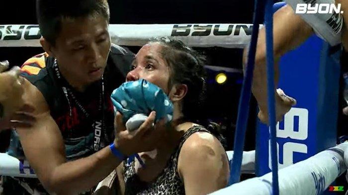 Harma Yesti saat disudut ring mendapatkan intruksi dari pelatih saat Tinju menghadapi Felmy Sumaehe Rabu 8 November 2023