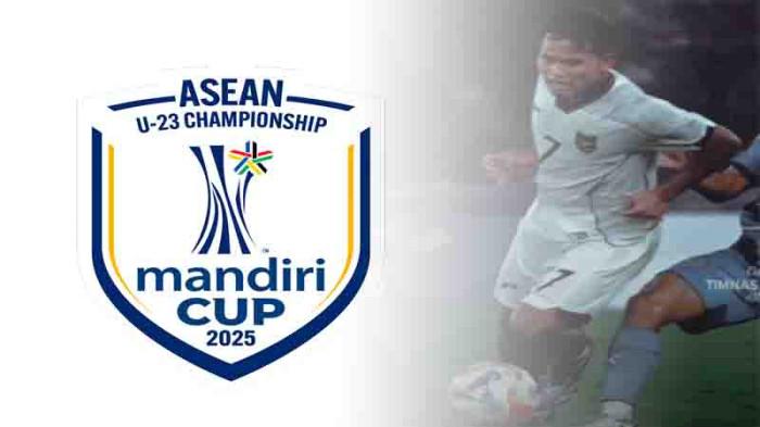 DUEL SENGIT - Gelandang Timnas Indonesia, Tony Firmansyah berduel berebut Bola dalam pertandingan Piala AFF U 23 ASEAN Championship 2025 belum lama ini. Laga sengit Indonesia Vs Malaysia tersaji di SUGBK Jakarta, Senin 21 Juli 2025 malam WIB ini!