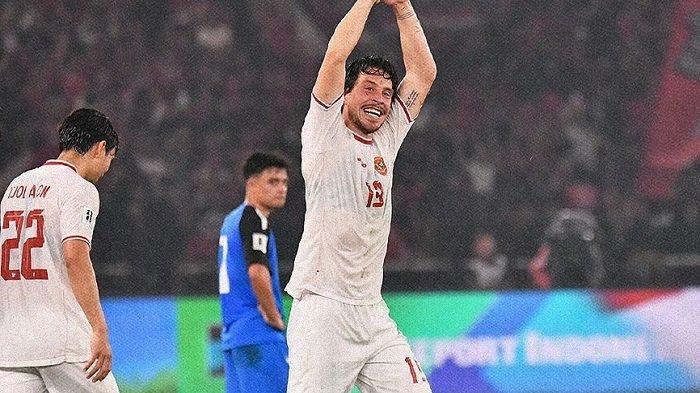 Ekspresi Thom Haye pemain Timnas Indonesia usai berhasil mencetak gol ke gawang Filipina. Timnas Indonesia vs Filipina di babak 2 Kualifikasi Piala Dunia 2026 Zona Asia telah tuntas pada Selasa 11 Juni 2024 di Stadion Utama Gelora Bung Karno Jakarta.