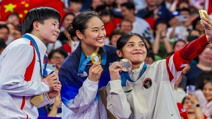 He Bing Jiao (kiri), An Se Young (tengah) dan Gregoria Mariska Tunjung (kanan) saat berselfie usai meraih medali di Olimpiade Paris 2024