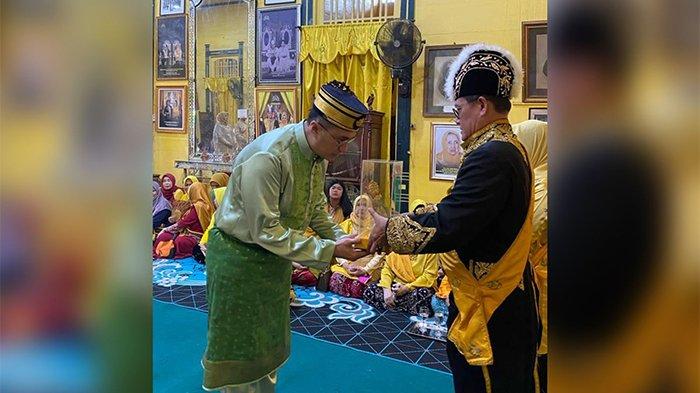 Kepala Badan Komunikasi Strategis (Bakomstra) DPP Partai Demokrat, Herzaky Mahendra menerima gelar adat dari Kesultanan Kadriyah Pontianak. Gelar Kebangsawanan Dato Sri disematkan kepada Herzaky secara simbolis oleh Sultan Pontianak ke IX, Sultan Syarif Machmud Melvin Alkadriebertepatan dengan momen hari jadi Kota Pontianak ke-252, Sabtu, 21 Oktober 2023.  