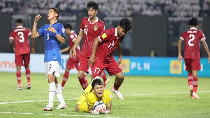 Ikram Al Giffari (kiper jersey kuning) saat mengamankan bola dari serangan Ekuador di Piala Dunia U17 2023