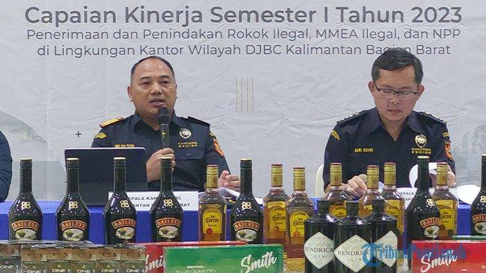 Imik Eko Putro, Kepala Kantor Wilayah Direktorat Jendral Bea Cukai Kalimantan Barat saat konfrensi pers di Kantor Bea Cukai Kalbagbar, Selasa 11 Juli 2023.