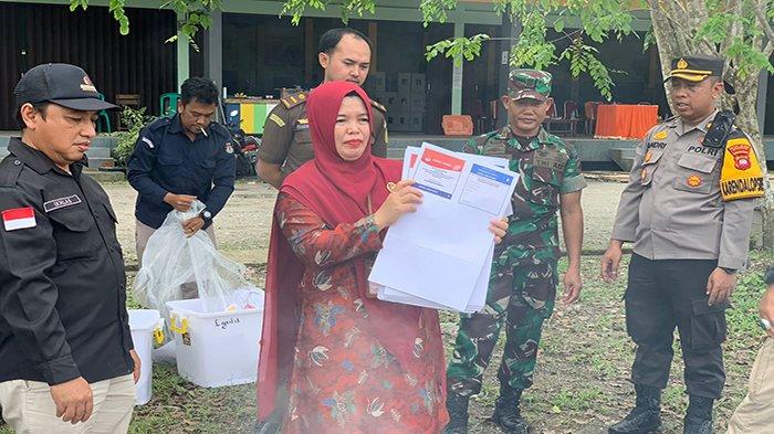 Ketua KPU Sambas Irawati memimpin pemusnahan surat suara Pemilu 2024, di Gudang Logistik KPU Sambas, Selasa 13 Februari 2024.
