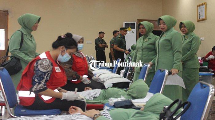 Istri Tentara di Kodim 1206 Putussibau saat melakukan donor darah, di Makodim 1206 Putussibau, Kamis 22 Februari 2024.
