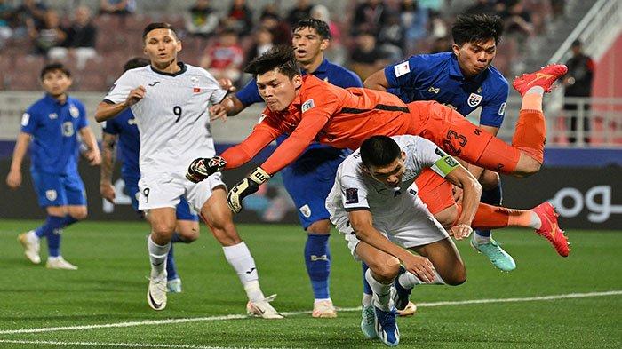Duel Kirgiztan (jersey putih) vs Thailand (jersey biru) dipertandingan fase grup Piala Asia. Kirgiztan menjalani laga penting menghadapi Oman pada Kamis 25 Januari 2024 pukul 22.00 WIB