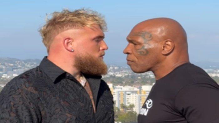 Jake Paul (kiri) dan Mike Tyson (kanan) saat saling pandang. Keduanya bertarung pada Juli 2024