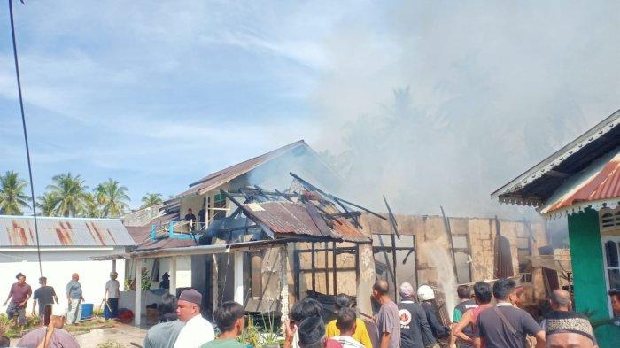 Sebuah rumah di Jalan A Djelani, Mempawah Hilir, Kabupaten Mempawah, Kalimantan Barat, ludes terbakar di momen lebaran pertama Idul Fitri 1445 H, Rabu 10 April 2024 sekira pukul 08.30 WIB.