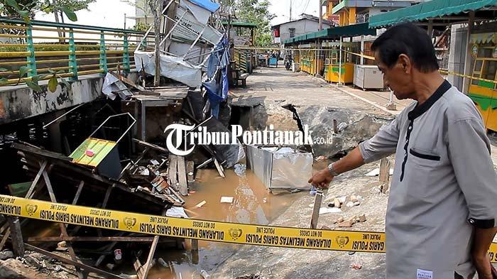 Jalan yang berada di waterfront area Jalan Barito tersebut hingga saat ini masih dipasangi garis polisi.