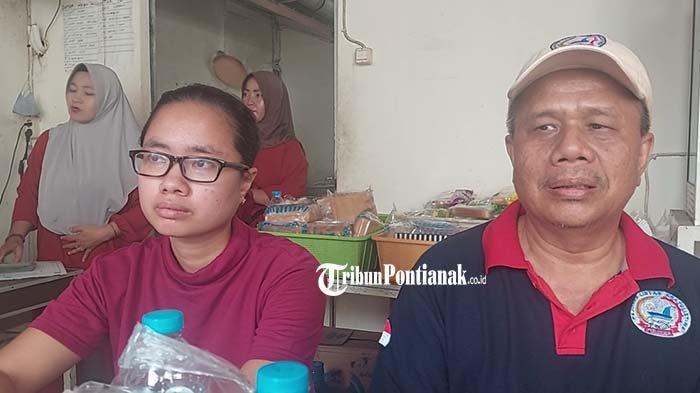 Jasmin Sibarani (kanan) bersama Putrinya Helena Priscilia Sibarani, ditemui di RS Bhayangkara Anton Soedjarwo Pontianak, Kamis 7 September 2023.