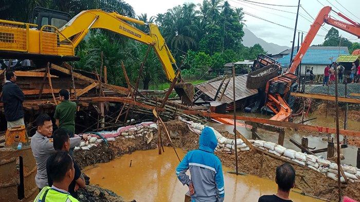 Jembatan darurat yang ambruk di Desa Tunang, Kecamatan Mempawah Hulu, Kabupaten Landak.