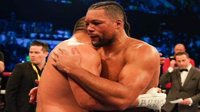 Joe Joyce saat memeluk Zhilei Zhang ketika kalah TKO beberapa waktu lalu. Joyce kembali rematch dengan Zhang pada September 2023
