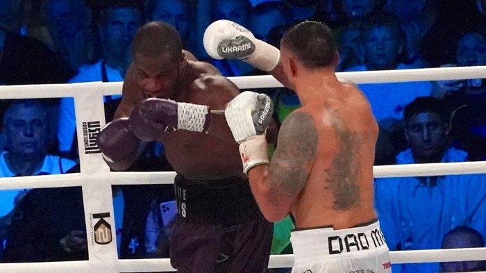 Juara dunia kelas berat Ukraina Oleksandr Usyk (kanan) melawan penantangnya Daniel Dubois dari Inggris (kiri) di Tarczynski Arena di Wroclaw, Polandia pada 26 Agustus 2023. Oleksandr Usyk dari Ukraina mempertahankan gelar kelas berat dunianya dengan KO ronde kesembilan atas petinju Inggris Daniel Dubois di Wroclaw, Polandia pada 26 Agustus 2023.