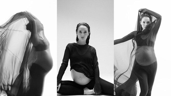 Julie Estelle mengusung tema 'Monochrome' di mana hasil jepretan juga ditampilkan dalam warna black and white.