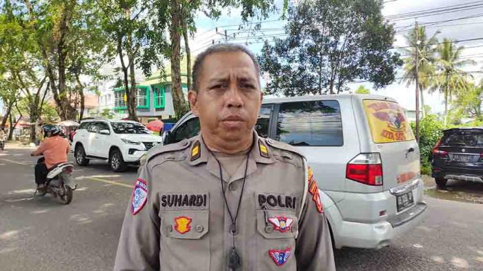 BERI KETERANGAN - Kanit Lantas Polsek Pontianak Utara, Iptu Suhardi, saat memberikan keterangan pada Tribun Pontianak di lokasi kejadian, di Jalan Gusti Situt Mahmud, Kelurahan Siantan Hulu, Kecamatan Pontianak Utara, Kota Pontianak, Kalimantan Barat, Rabu 16 Juli 2025. Empat bangunan mengalami kerusakan satu sepada motor dan ada satu korban dalam dalam kejadian ini.