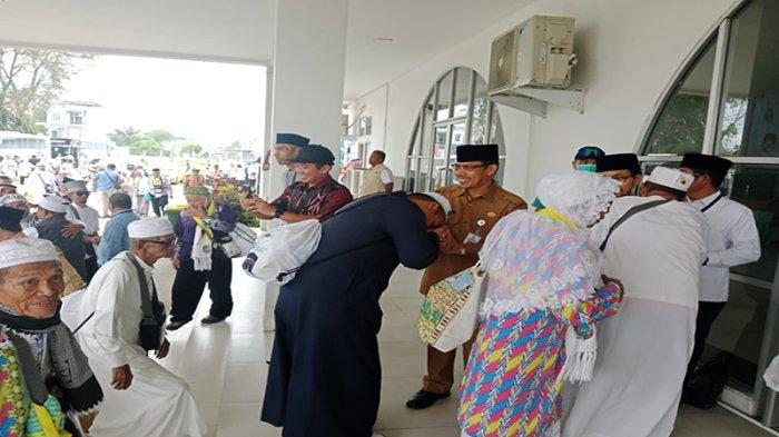 Sekda Mempawah Ismail Sambut Kedatangan Jemaah Haji di Asrama Haji  Pontianak - Tribunpontianak.co.id