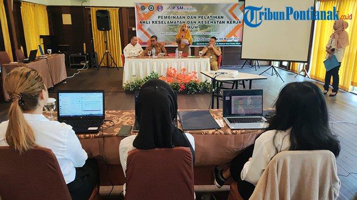 Kepala Dinas Transnaker Kubu Raya Wan Iwansyah bersama Ketua TUK P3SM Menanjak Kubu Raya Rasyd Lukito serta perwakilan dari Dinas Nakertrans Prov Kalbar hadiri pembukaan kegiatan pembinaan dan pelatihan Ahli Keselamatan dan Kesehatan Kerja (AK3) umum yang di gelar oleh P3SM Menanjak Kubu Raya pada Senin 26 Februari 2024 pagi di Gardenia Resort and Spa Kubu Raya.(hdi)