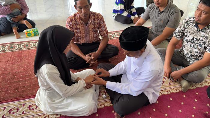 PASANG CINCIN - AJ tampil tampil rapi saat pasang cincin pernikahan kepada pasangannya Masjid Asmaul Husna 99 di lingkungan Mapolres Kayong Utara, Selasa pagi 22 Juli 2025. Pernikahan tersebut dilaksanakan berdasarkan surat permohonan keluarga yang disetujui setelah melewati berbagai prosedur hukum dan pertimbangan keamanan.