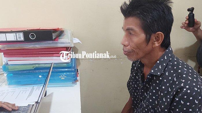 KM, pelaku pemerkosaan menantunya sendiri di Kubu Raya, Kalimantan Barat saat diperiksa di Polres Kubu raya. Rabu 3 Januari 2023.