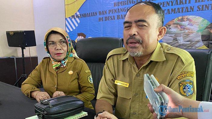 Kepala Dinas Pertanian dan Perkebunan Kabupaten Sintang, Martin Nandung didampingi Kabid Peternakan dan Kesehatan Hewan, Eka Dahliana saat Bimtek Kader Siaga Rabies di Aula Botani, Selasa 4 Juni 2024 pagi.
