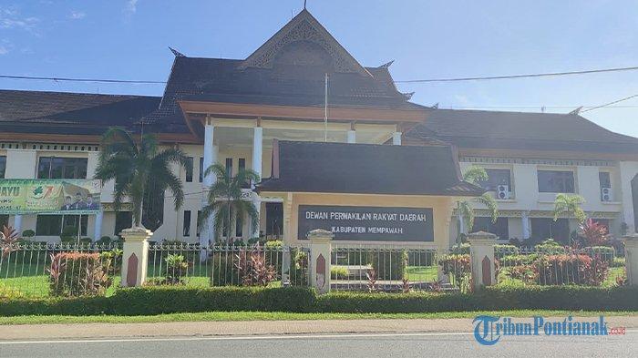 Tampilan Depan Kantor DPRD Kabupaten Mempawah, Minggu 3 Maret 2024.