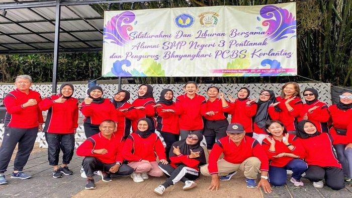 Foto bersama Dewi Tjandraningsih istri dari Kakorlantas Polri Irjen Pol Aan Suhanan bersama rekan-rekan sesama alumni SMP Negeri 3 Pontianak angkatan tahun 1980/1984 saat gelar acara reunian
pada 20-21 Januari 2024 di Bogor.