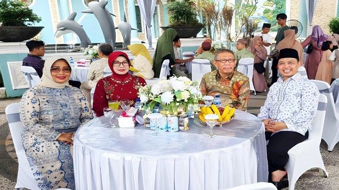 Mantan Gubernur Kalimantan Barat (Kalbar) Sutarmidji mengunjungi kediaman mantan Wakil Gubernur Kalbar Ria Norsan di Gang Airlangga, Jalan Pangeran Natakusuma, Kota Pontianak dalam rangka silaturahmi Idul Fitri 1445 Hijriah, Sabtu 13 April 2024.