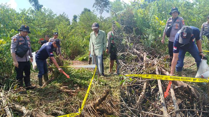 PENEMUAN KERANGKA MANUSIA - Polsek Segedong, Mempawah saat mengidentifikasi lokasi penemuan kerangka manusia di semak belukar di Jalan Parit Timur RT 023 RW 006 Desa Peniti Dalam I, Kecamatan Segedong, Kabupaten Mempawah, Kalimantan Barat pada Jumat 25 Juli 2025 pagi. Kerangka itu diduga kuat milik pria 69 tahun bernama Pun Po.