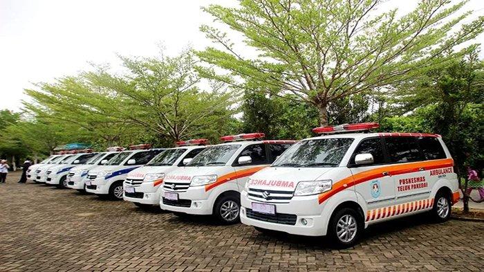 Pj Bupati Kubu Raya Sy Kamaruzaman secara simbolis serahkan mobil ambulans ke puskemas se kabupaten Kubu Raya usai upacara peringatan ke 79 Hari lahir Pancasila di halaman kabupaten Bupati Kubu Raya pada Senin 3 Juni 2024 pagi.