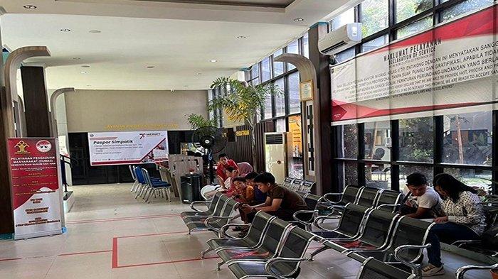 Kantor Imigrasi (Kanim) Kelas II TPI Entikong saat melaksanakan layanan paspor Simpatik di Kanim Entikong, Kabupaten Sanggau, Kalimantan Barat, Sabtu 13 Januari 2024.